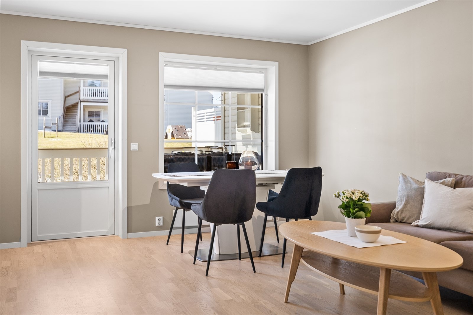 Det er store vindusflater som slipper inn rikelig med naturlig lys i boligen. Galleribilde