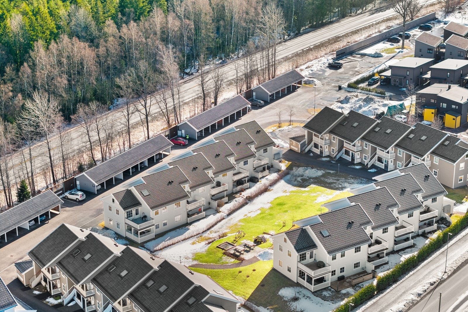 Her bor du enkelt og komfortabelt, enten du er førstegangskjøper, ønsker en mellomlan-ding, eller ser etter en lettstelt bolig med alt på ett plan. Galleribilde