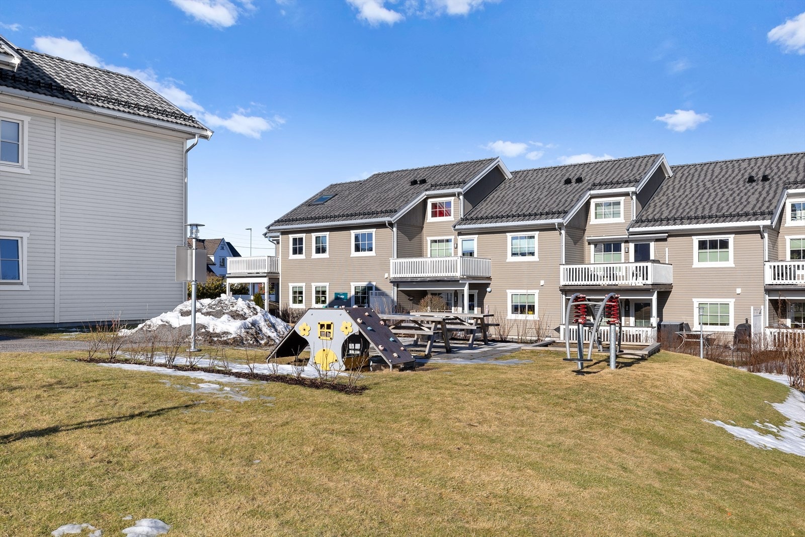 Ellers er det fellesområder med lekeapparater for de minste. Galleribilde