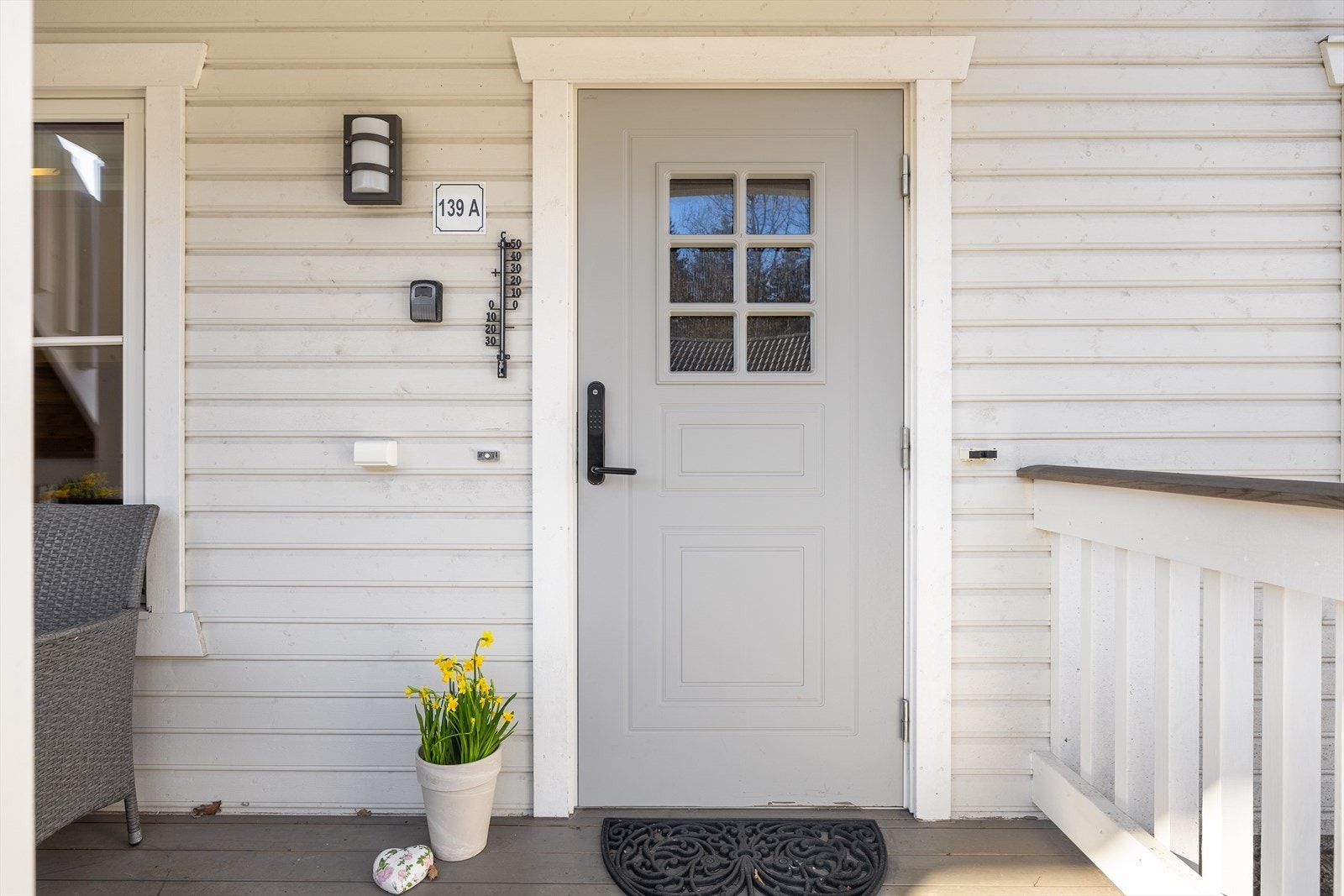 Hyggelig inngangsparti inn til leiligheten. Galleribilde