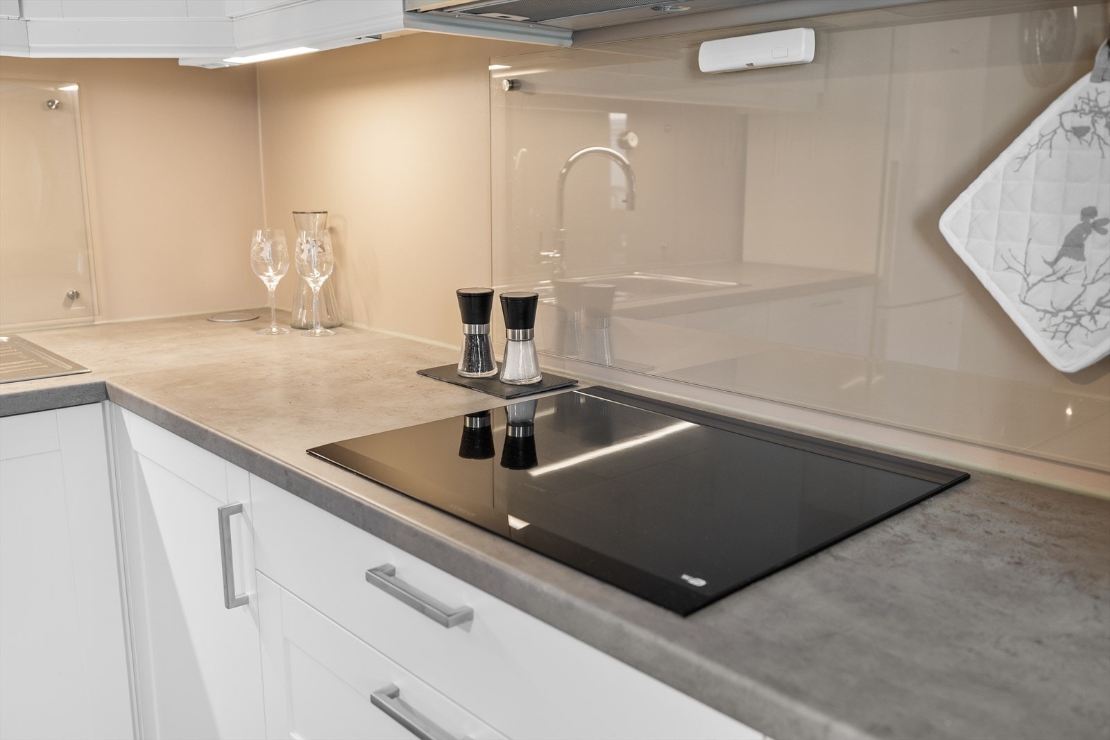 Det er integrert oppvaskmaskin, komfyr, micro og platetopp på kjøkkenet. Galleribilde