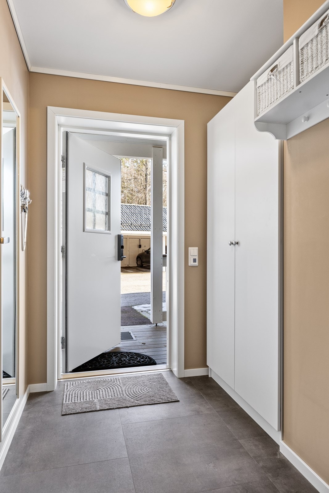 Allerede i entréen blir du møtt av et hyggelig førsteinntrykk, med plass til å henge fra seg yttertøy og sette fra seg skoene. Galleribilde