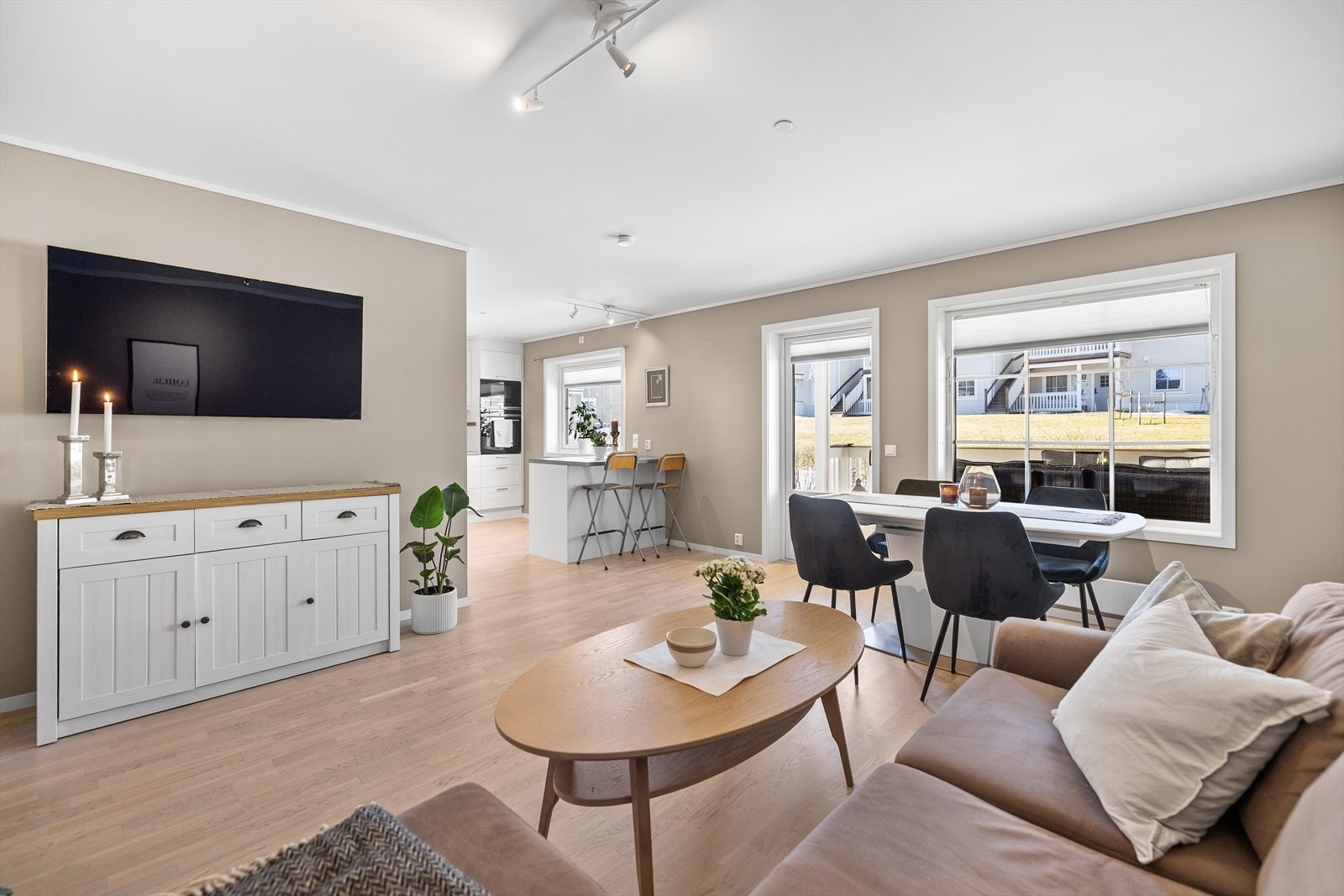 Her får du en lekker leilighet med delikate fargevalg beliggende i 1. etasje. Galleribilde