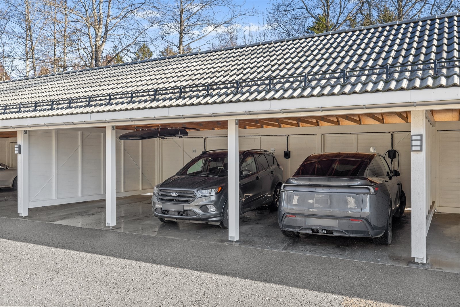 Leiligheten disponerer også en carport i rekke. Galleribilde