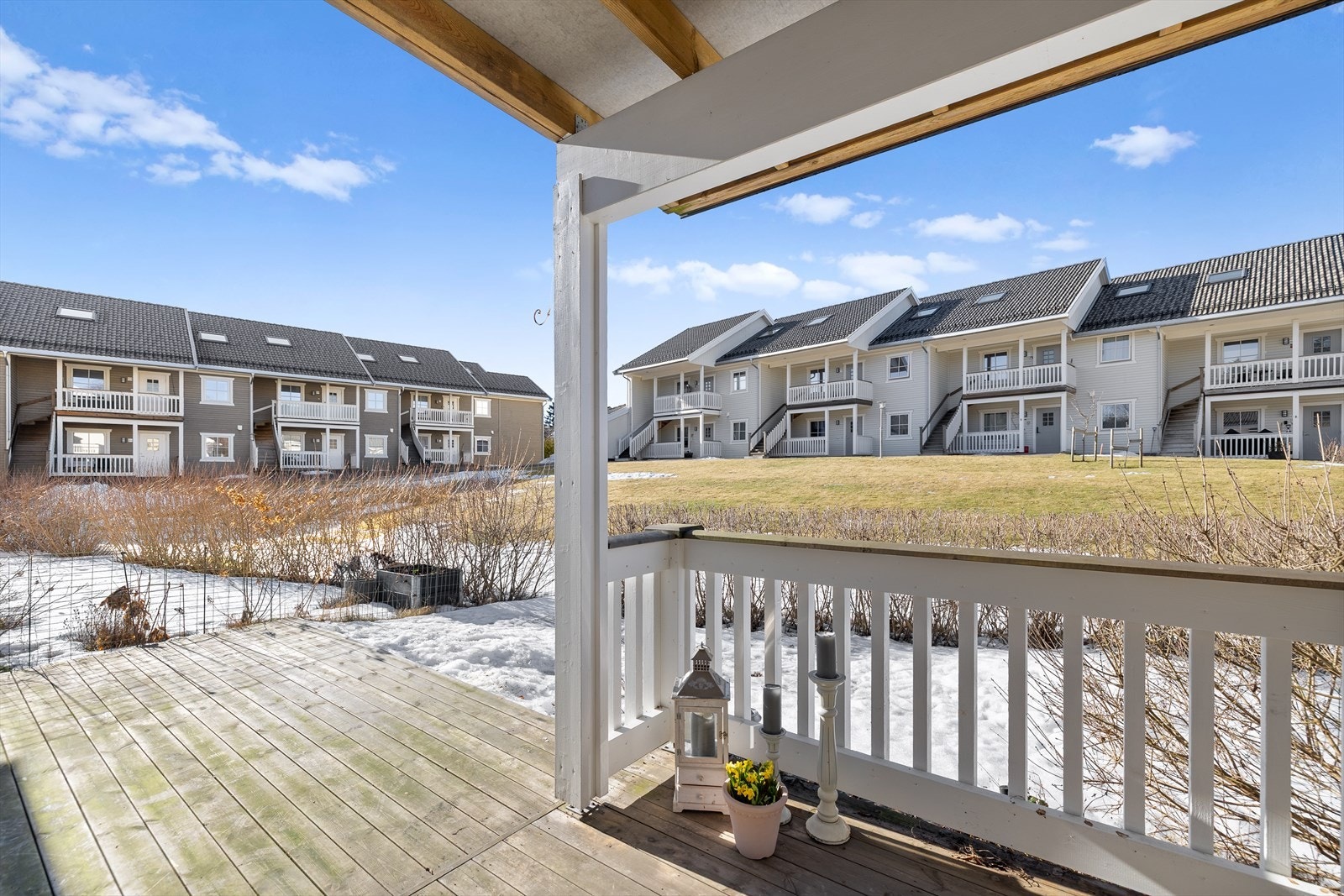 Plenen utenfor leiligheten er seksjonert som tilleggsdel til leiligheten i følge seksjoneringen (se vedlagt salgsoppgaven). Galleribilde