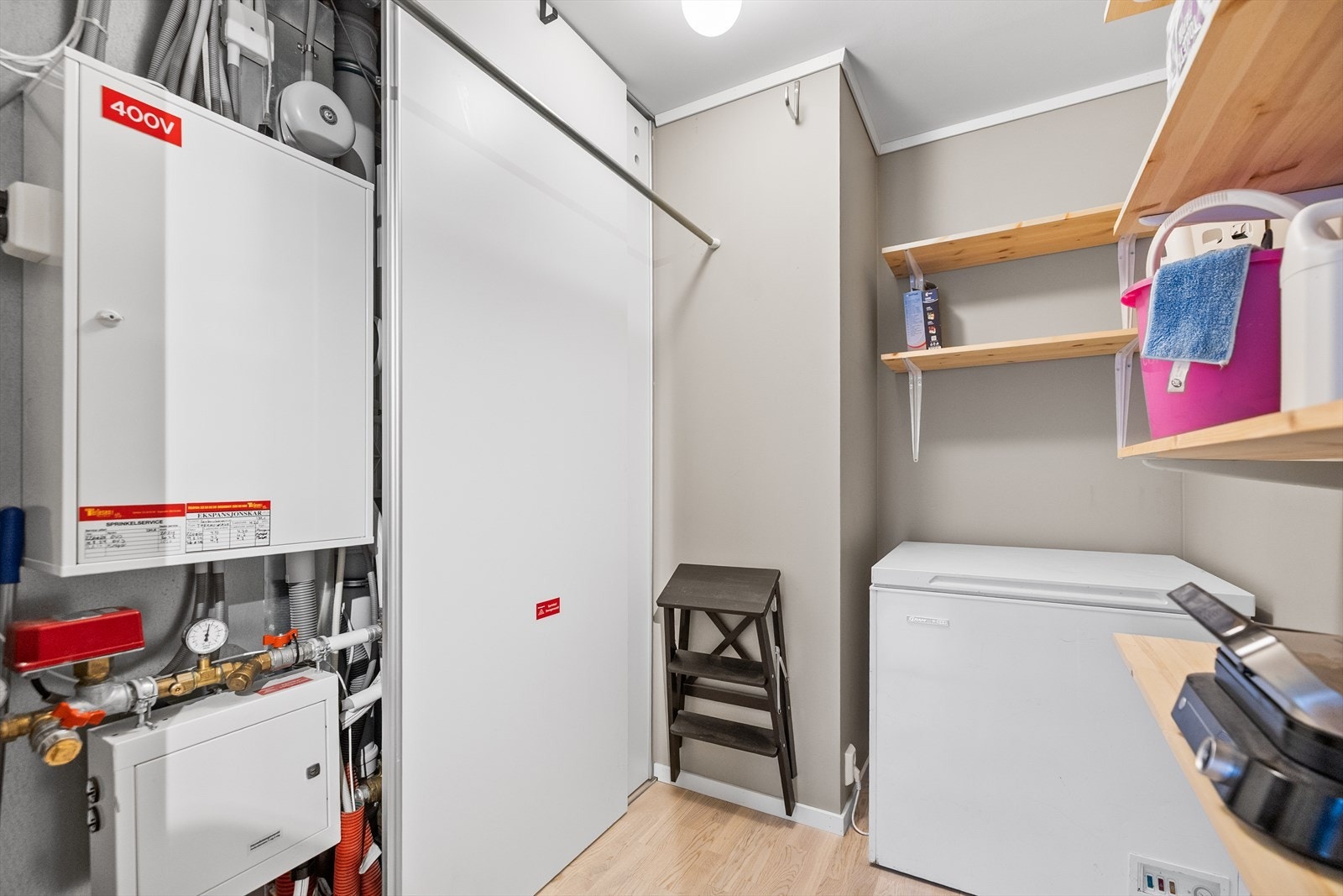 Du finner og en innvendig bod/teknisk rom for fine lagringsmuligheter. Galleribilde