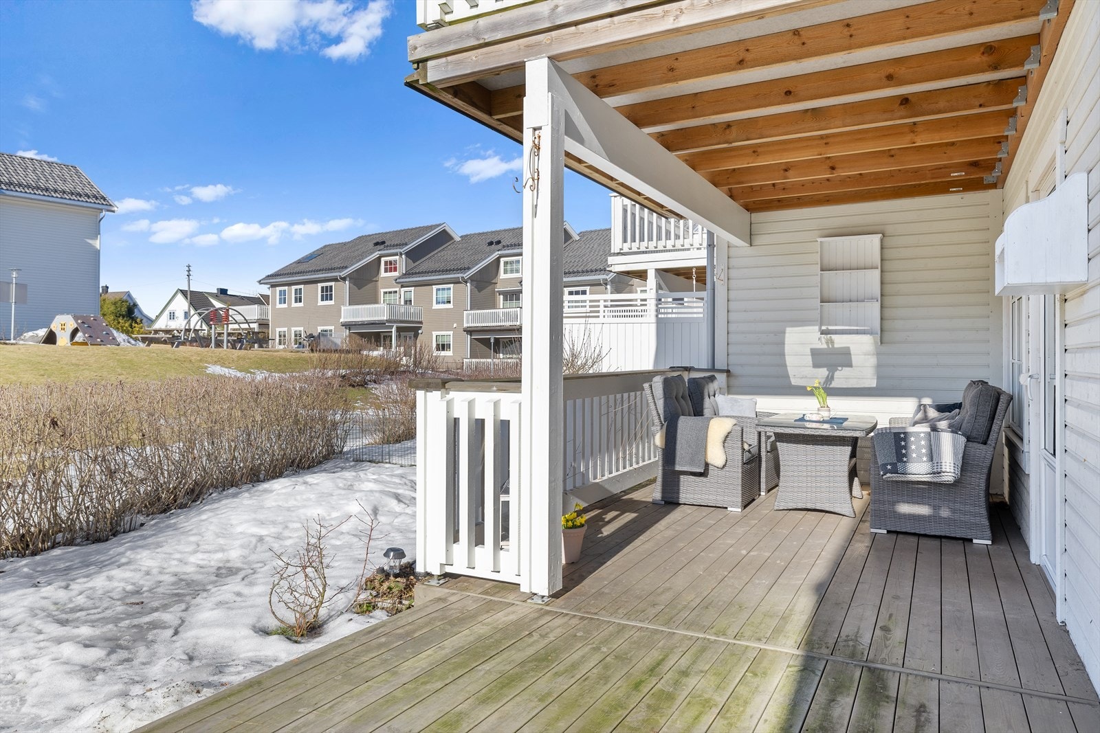 Her har du god plass til utemøblement, grill og beplantning. Galleribilde