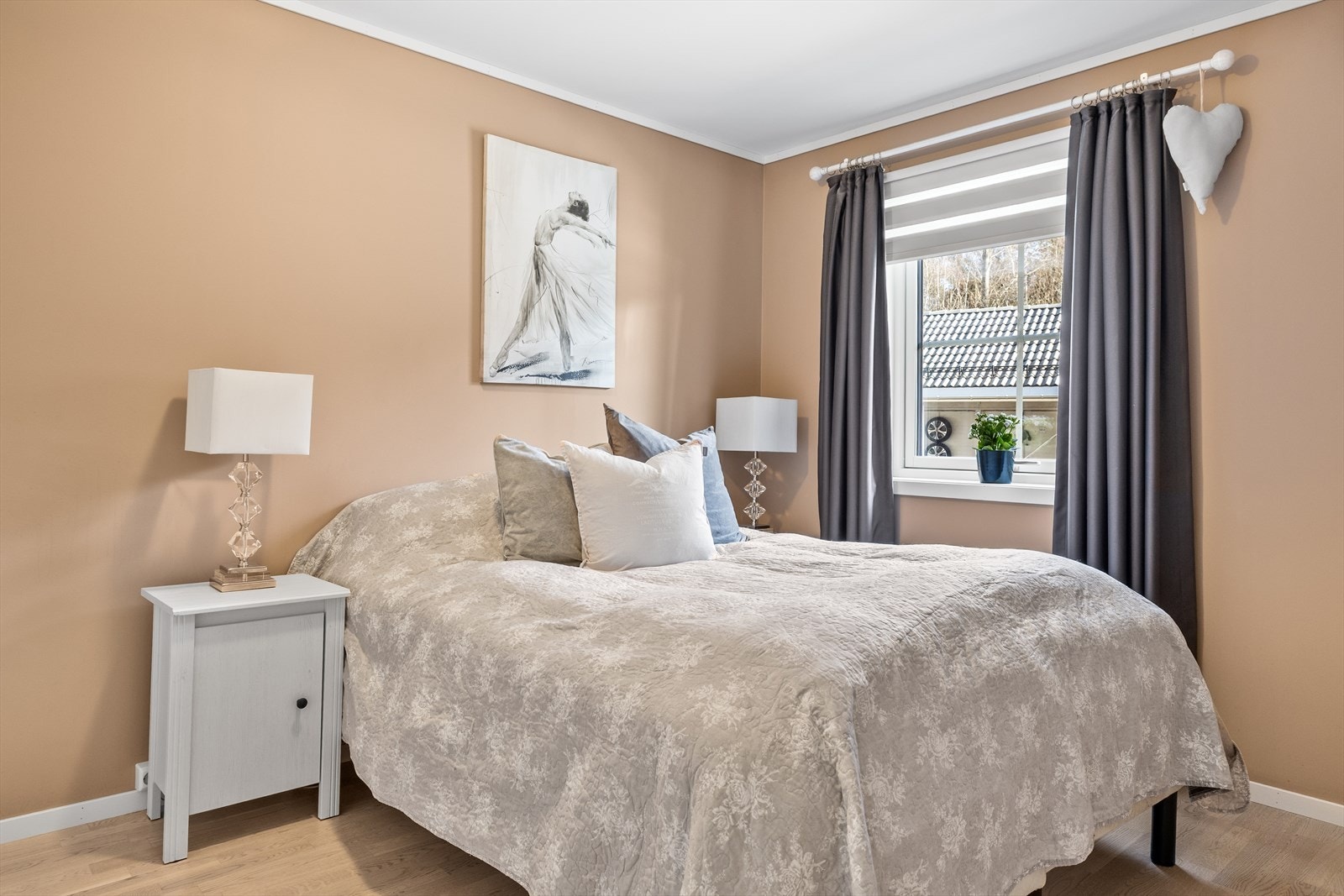 Hovedsoverommet er svært romslig med god plass til dobbeltseng, nattbord på hver side og øvrig møblement. Galleribilde