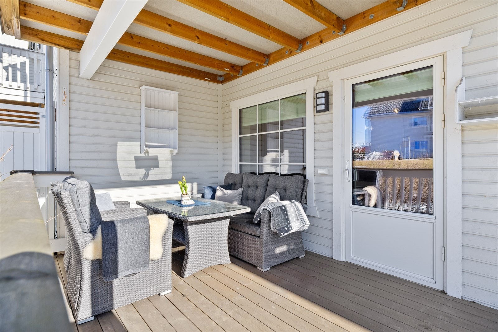 På sommerstid utvides oppholdsarealet ytterligere når du kan åpne døren ut til terrassen og hagen. Galleribilde