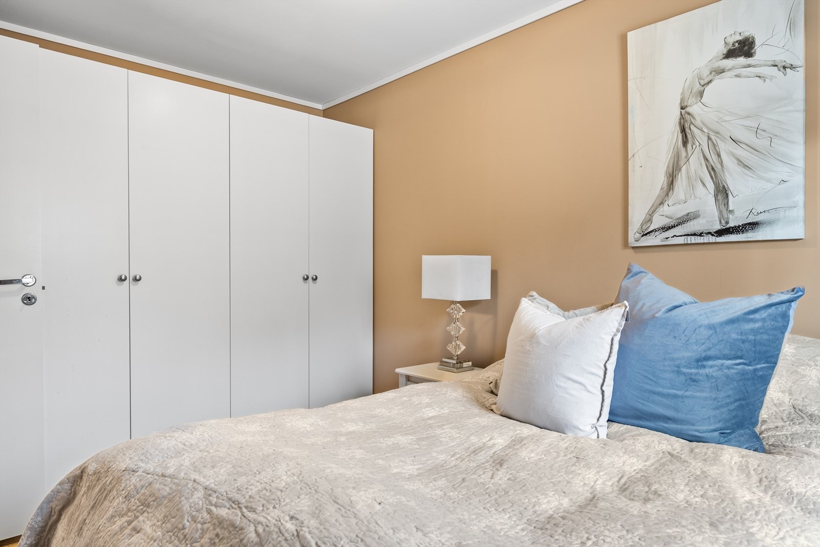 Her er det et garderobeskap som sørger for gode oppbevaringsmuligheter til klær og det man måtte ønske. Galleribilde