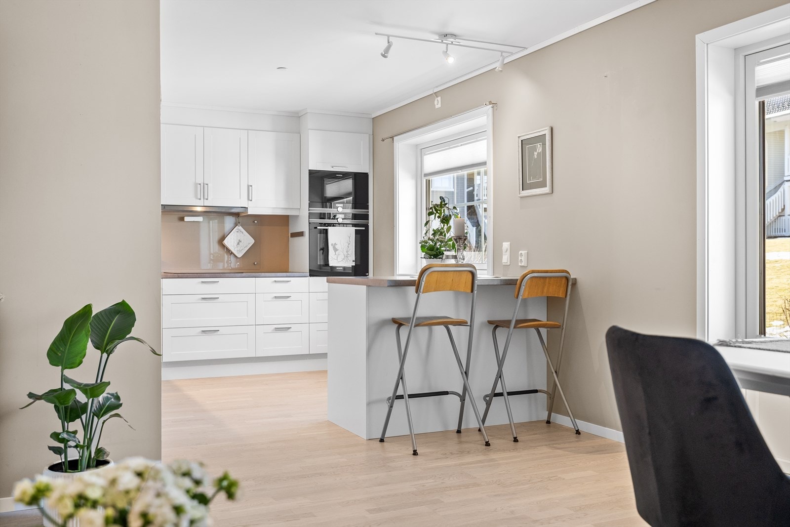 Videre har kjøkkenet en praktisk barløsning for hyggelige samtaler over en kopp kaffe eller en rask frokost. Galleribilde