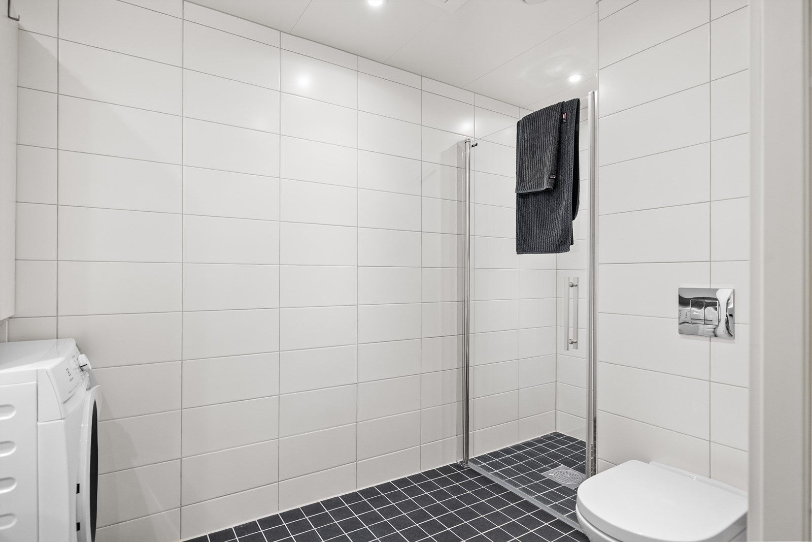 Her finner du bland annet dusjnisje med glassvegg, samt vegghengt toalett. Galleribilde