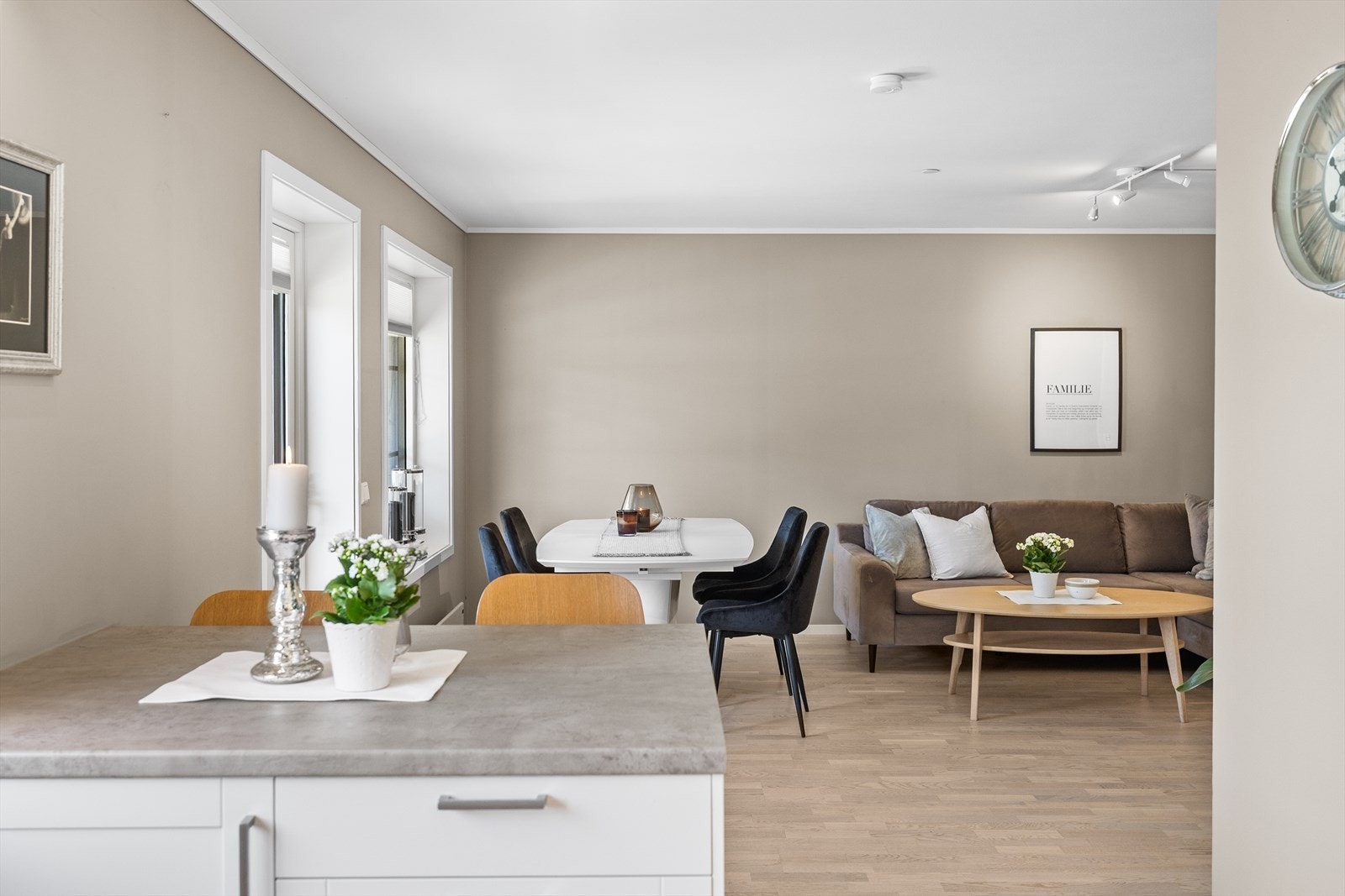 Du har en naturlig plass til både sofagruppe, spisebord og TV med tilhørende møblement. Galleribilde