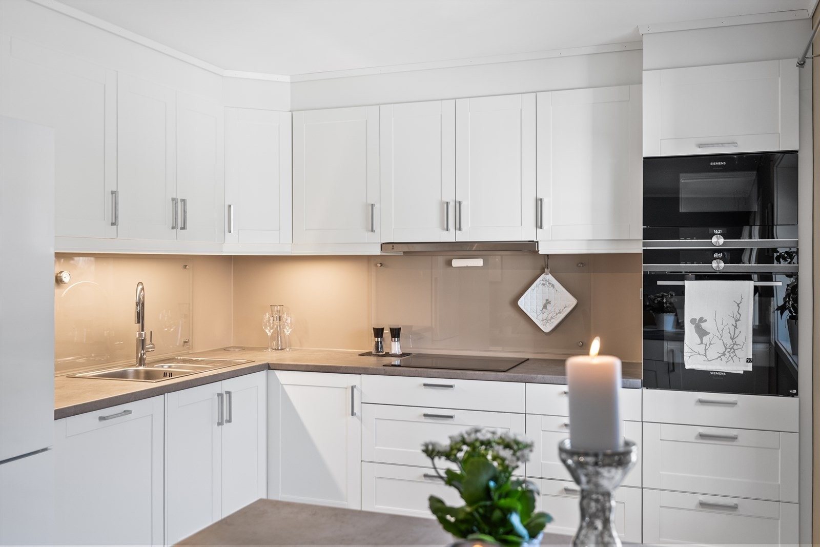 Det er godt med skap- og benkeplass på kjøkkenet for matlaging og oppbevaring. Galleribilde