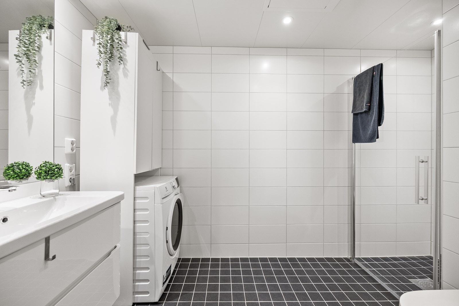 På badet får man en behagelig start på dagen med deilig gulvvarme og godt albuerom både innenfor og utenfor dusjen. Galleribilde