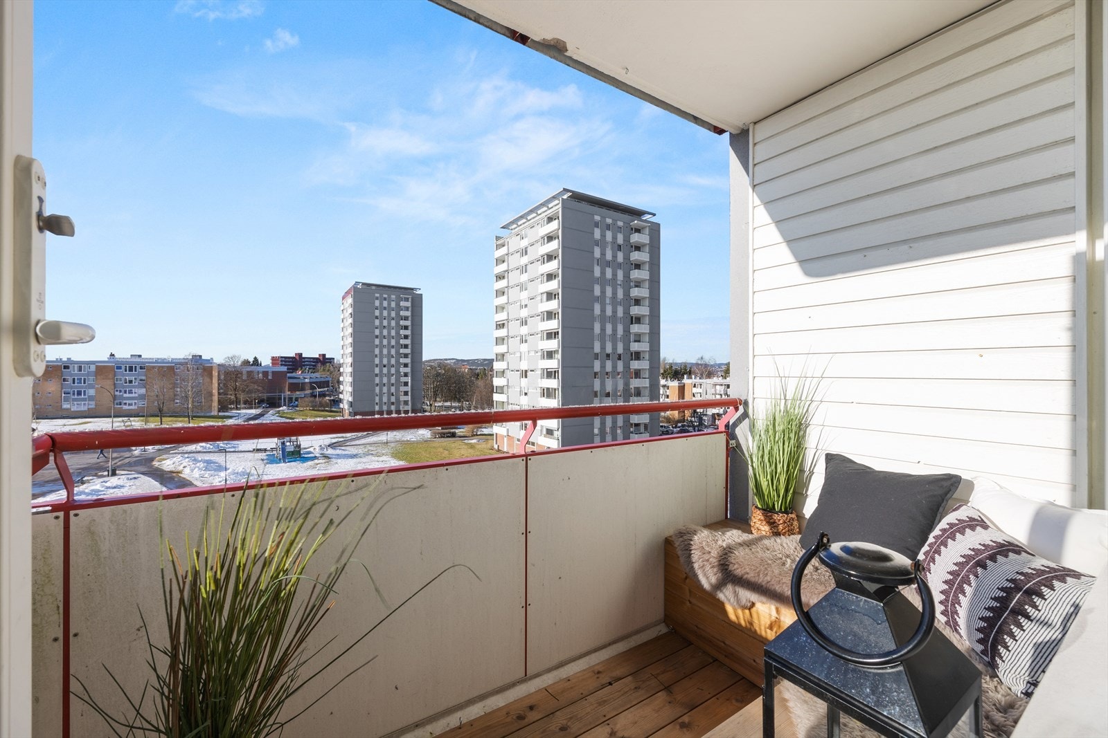 Fra stuen kommer du ut på denne herlige balkongen på ca. 3 m² . Galleribilde