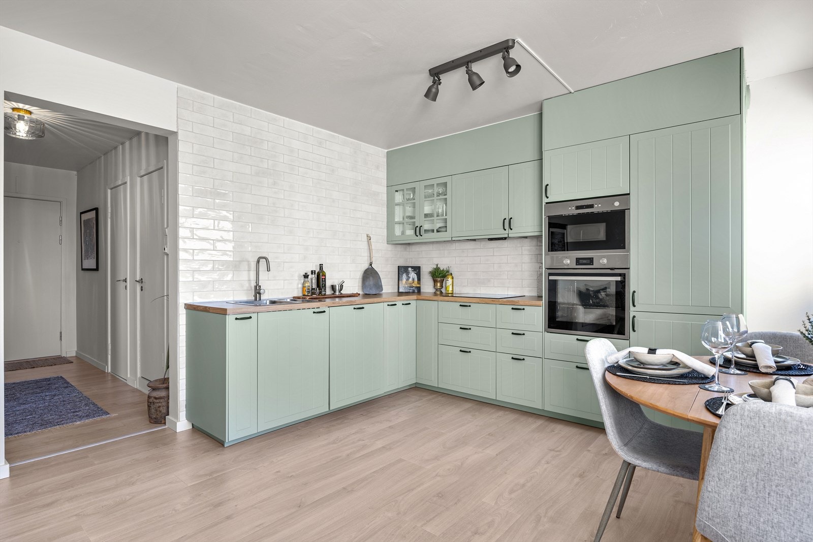 Kjøkkenet er utstyrt med nedfelt platetopp, stekeovn, mikrobølgeovn, oppvaskmaskin og kjøleskap med fryser. Galleribilde