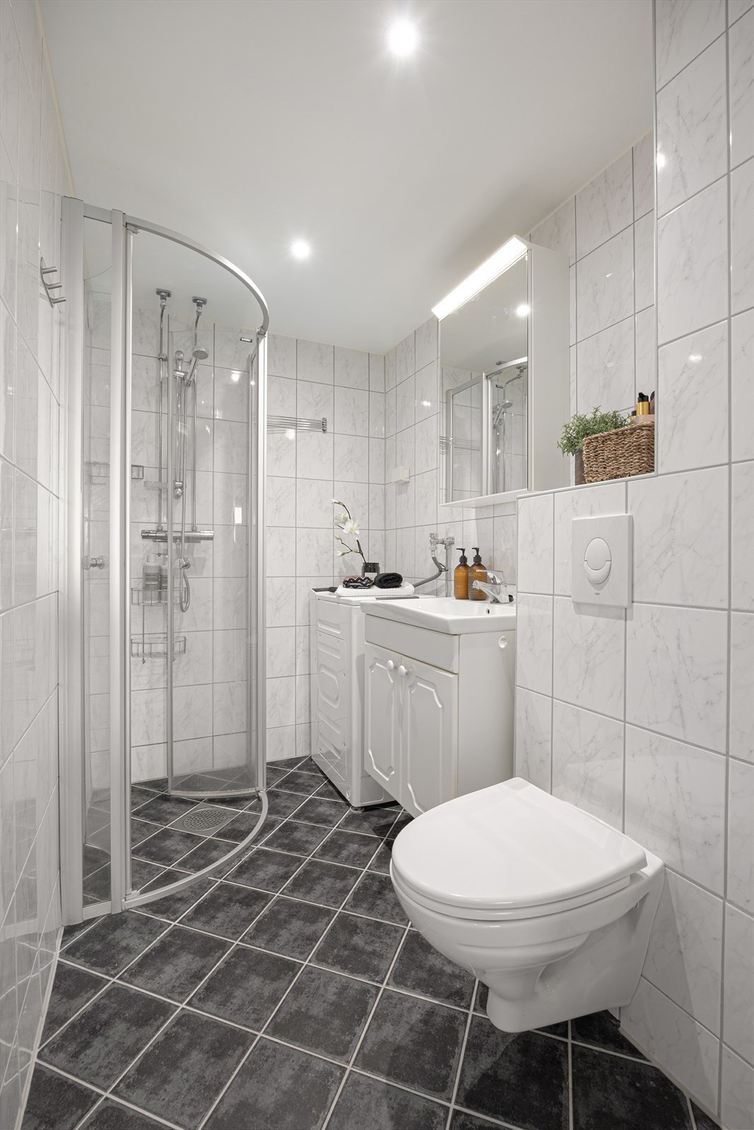 Flislagt bad fra 2011 med et tidløst uttrykk med gulvvarme og plass med opplegg for vaskemaskin. Galleribilde