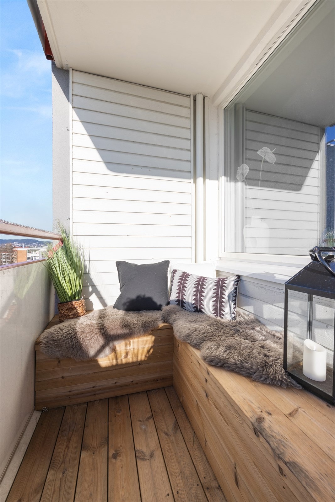 Balkongen er en fin forlengelse av stuen, og her er det gode muligheter for å nyte godværsdagene. Galleribilde