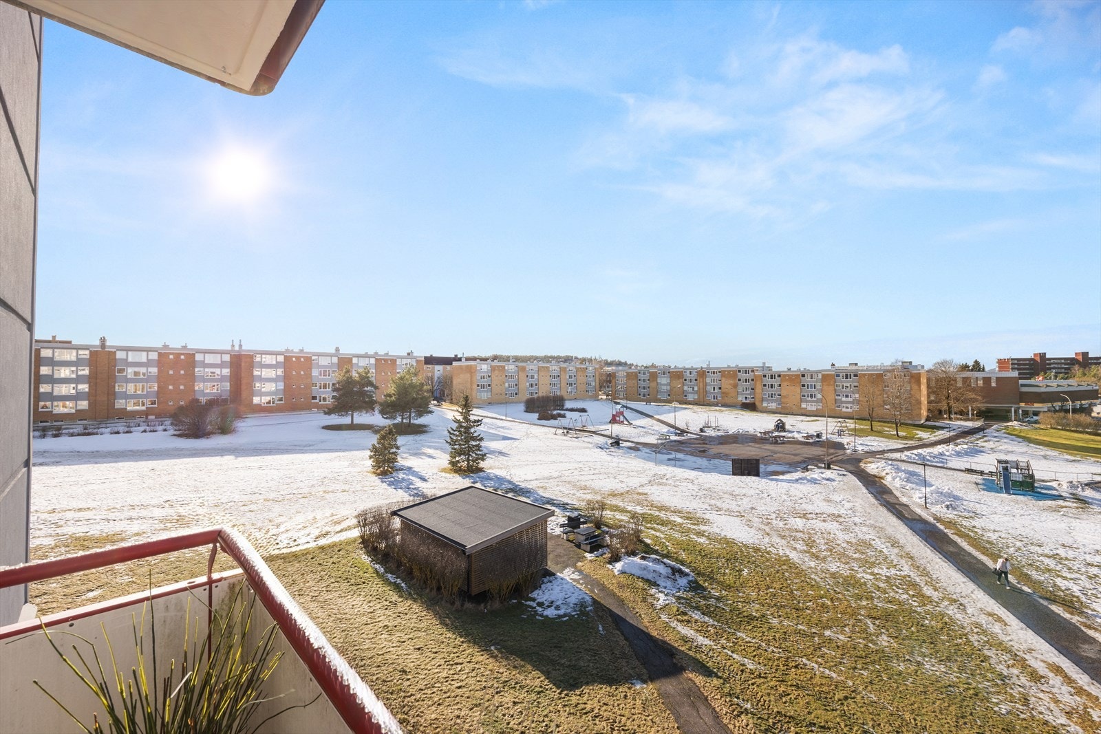 Utsikt over borettslagets fellesarealer med grøntområder og lekeplass. Galleribilde