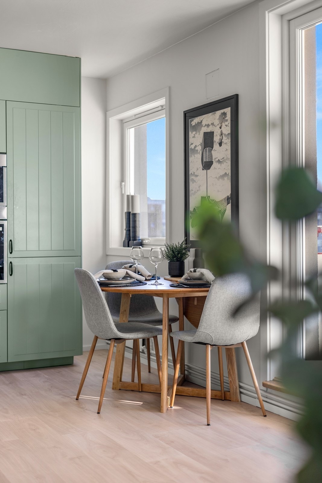 Ved vinduet er det en naturlig plass for spisebordet. Vinduer med isolerglass er fra 2017. Galleribilde