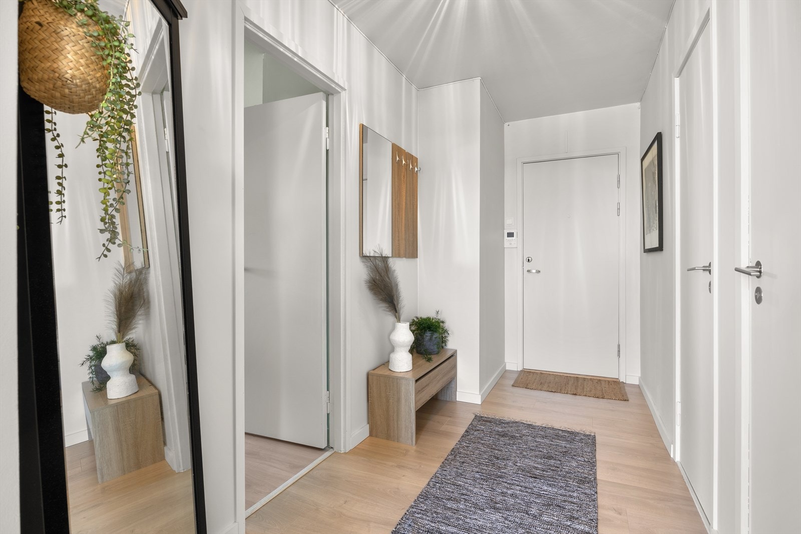 Den lyse entréen har plass til å sette sko og henge yttertøy. Galleribilde