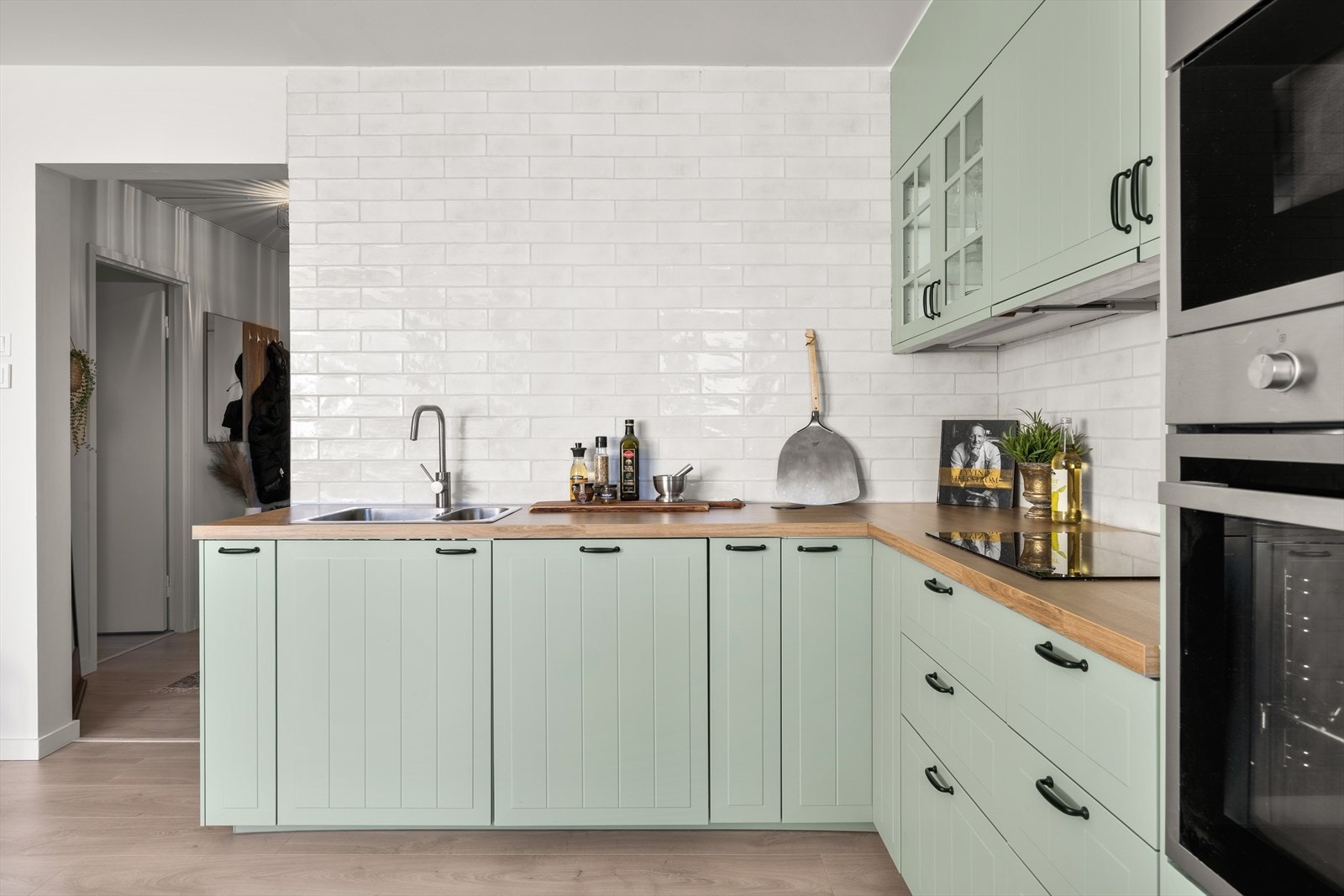 Godt med benkeplass og kjøkkenventilator over platetoppen for effektivt avtrekk. Galleribilde