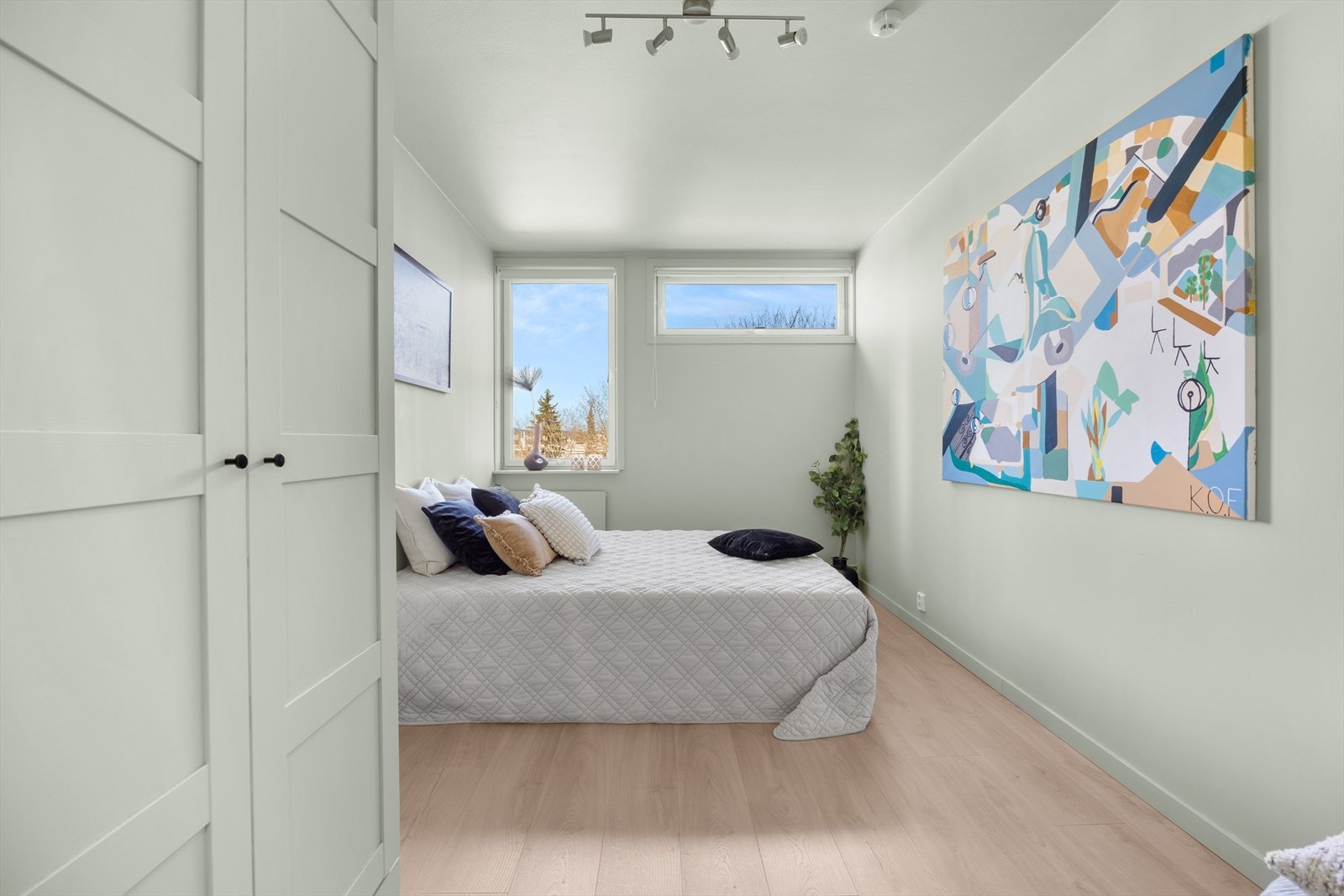 Hovedsoverommet har god plass til dobbeltseng og garderobeløsning. Galleribilde