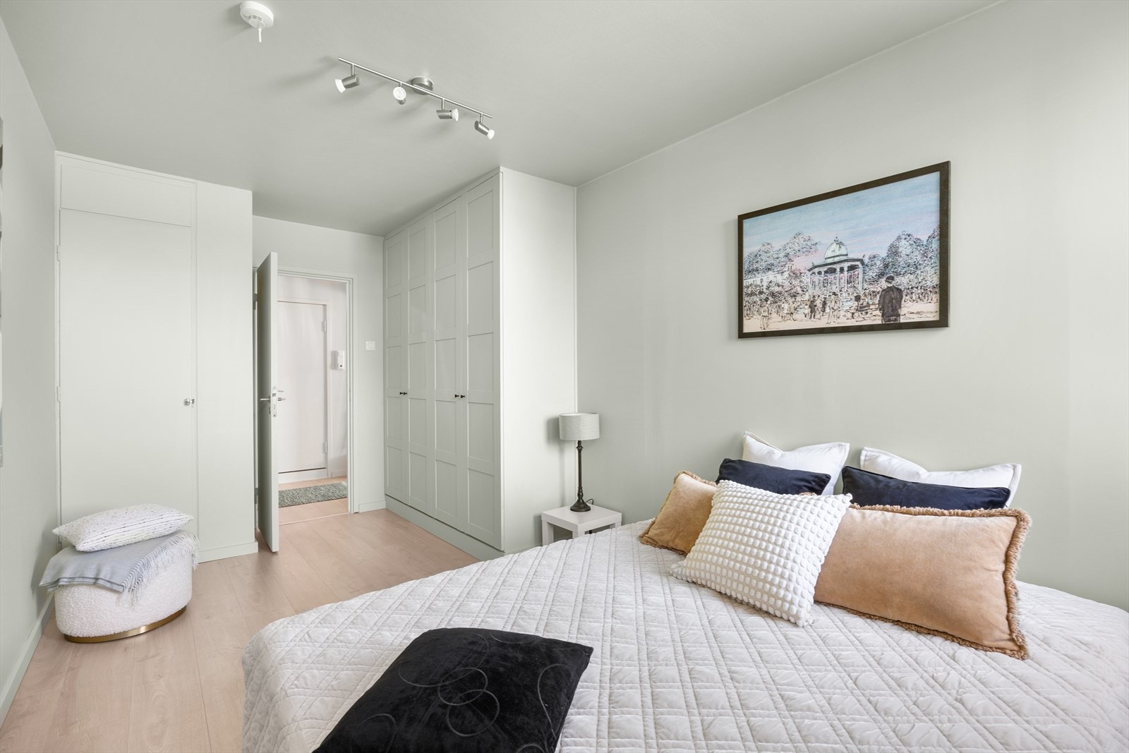 Soverommet har slette, malte vegger og himling, samt laminat på gulvet. Galleribilde