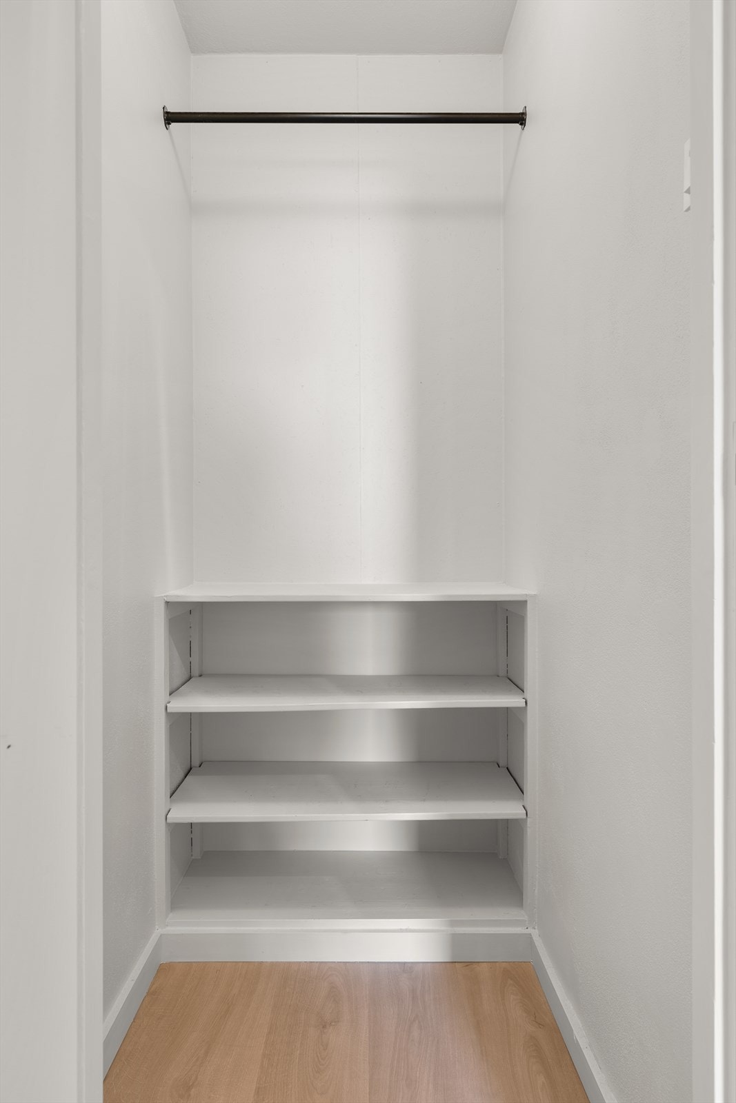 Leiligheten har en praktisk intern bod for ekstra lagringsplass, samt egen bod i felles kjeller. Galleribilde