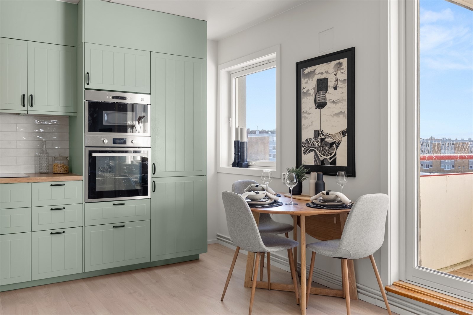 Boligen har en praktisk planløsning med gjennomgående lyse overflater. Galleribilde