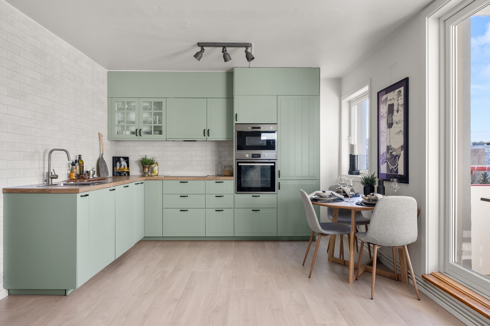 Kjøkkenet har en moderne IKEA-innredning fra 2024 med profilerte fronter og laminat benkeplate. Galleribilde