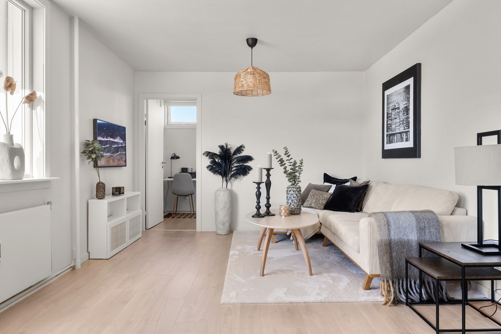 Stuen har god plass til sofagruppe. Gjennomgående laminatgulv binder rommene sammen. Galleribilde