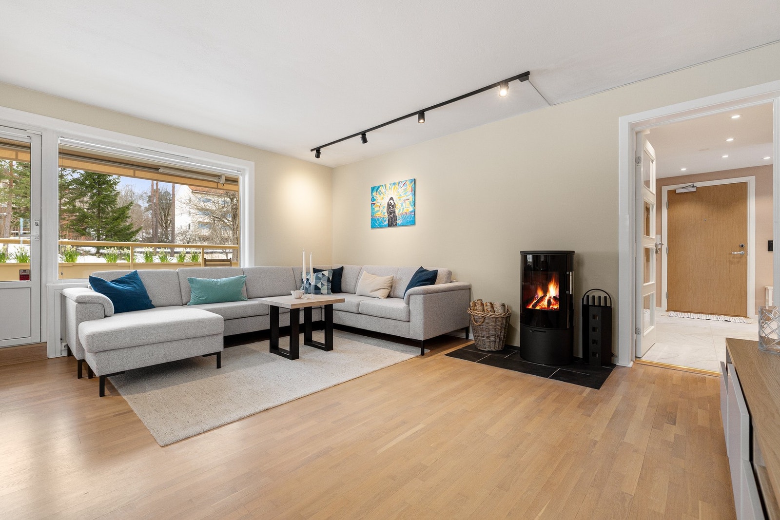 Peisovnen bidrar til godt med varme på de kjøligere dagene. Det er også flere i sameiet som har montert varmepumpe under rekkverkshøyde på balkongen. Galleribilde