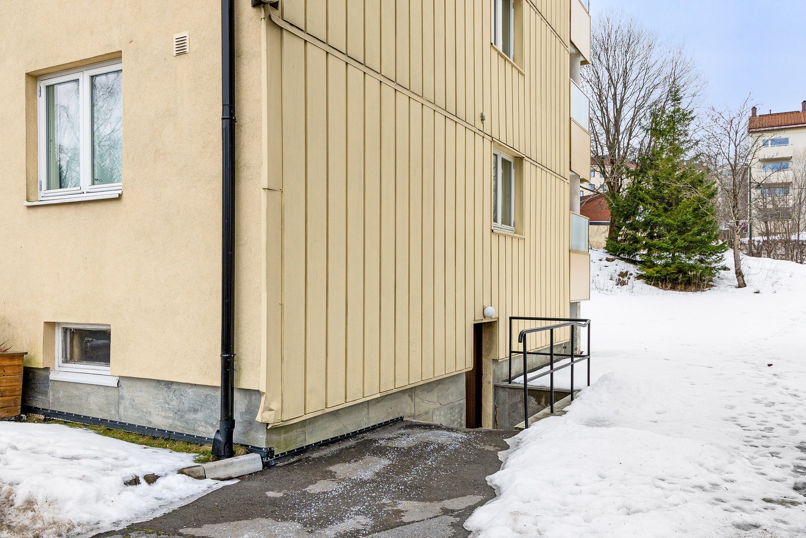 Vogn- og sykkelrom, samt seksjonens kjellerbod, kan nås enten via innvendig trappehus eller denne trappen på nordsiden av blokken. Galleribilde