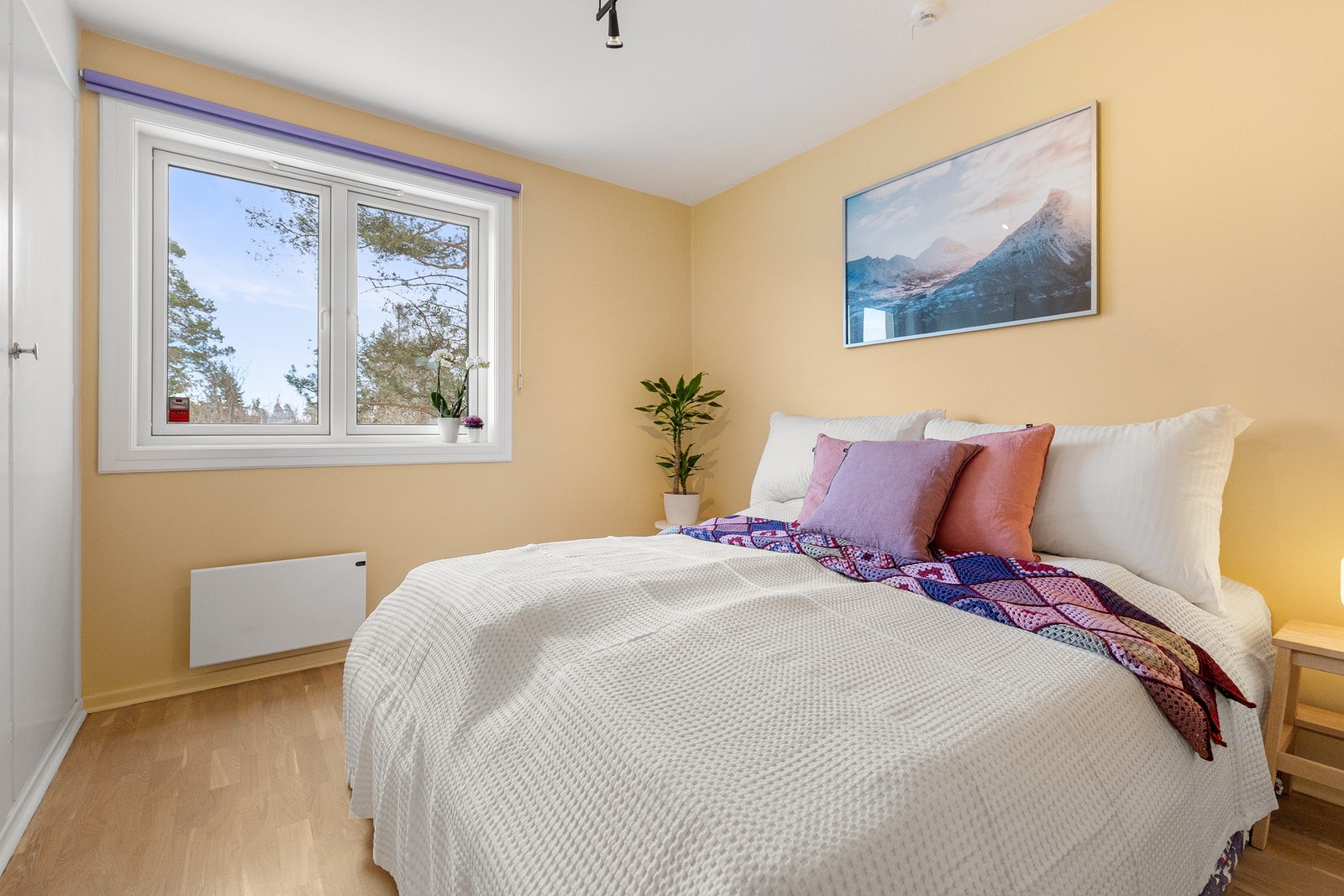 Hovedsoverommet har panelovn med automatisk nattsenking. Galleribilde