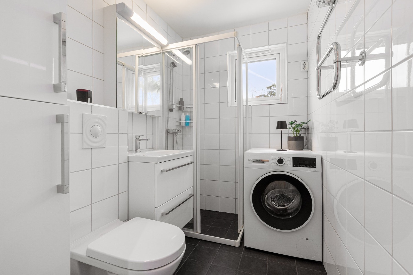 Bad fra 2012 (ferdigattest foreligger). Det ligger klart trekkerør frem til badet fra inngangsdør, for skjult fremføring av ny kurs ved behov. Galleribilde