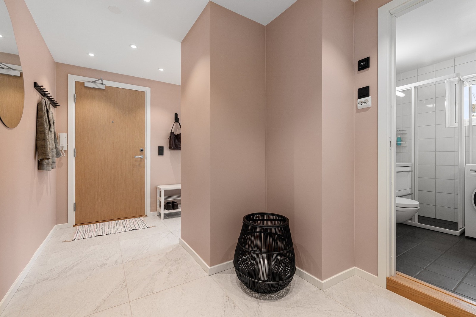 I 2023 ble gulv i entré og kjøkken avrettet, og det ble lagt varmekabler i gangsoner og porcellanato-fliser. Galleribilde