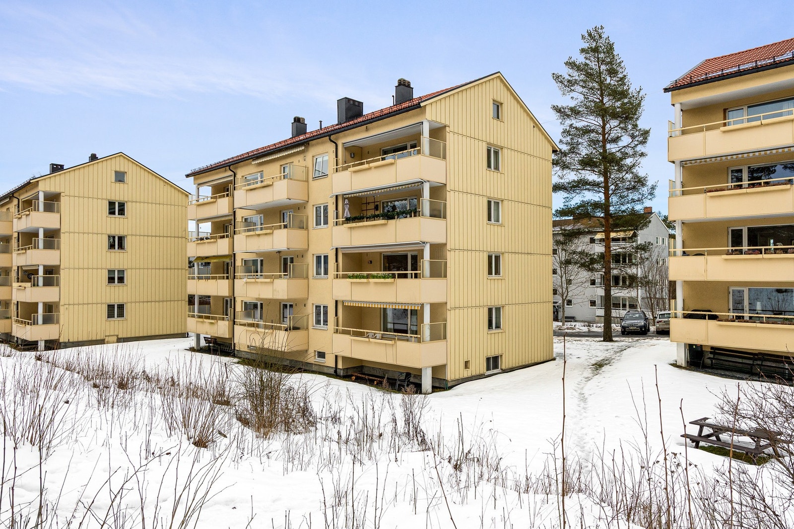 God vedlikeholdshistorikk på bygget (se tilstandsrapport og årsrapport fra sameiet), med bl.a. drenering foretatt i 2022. Galleribilde