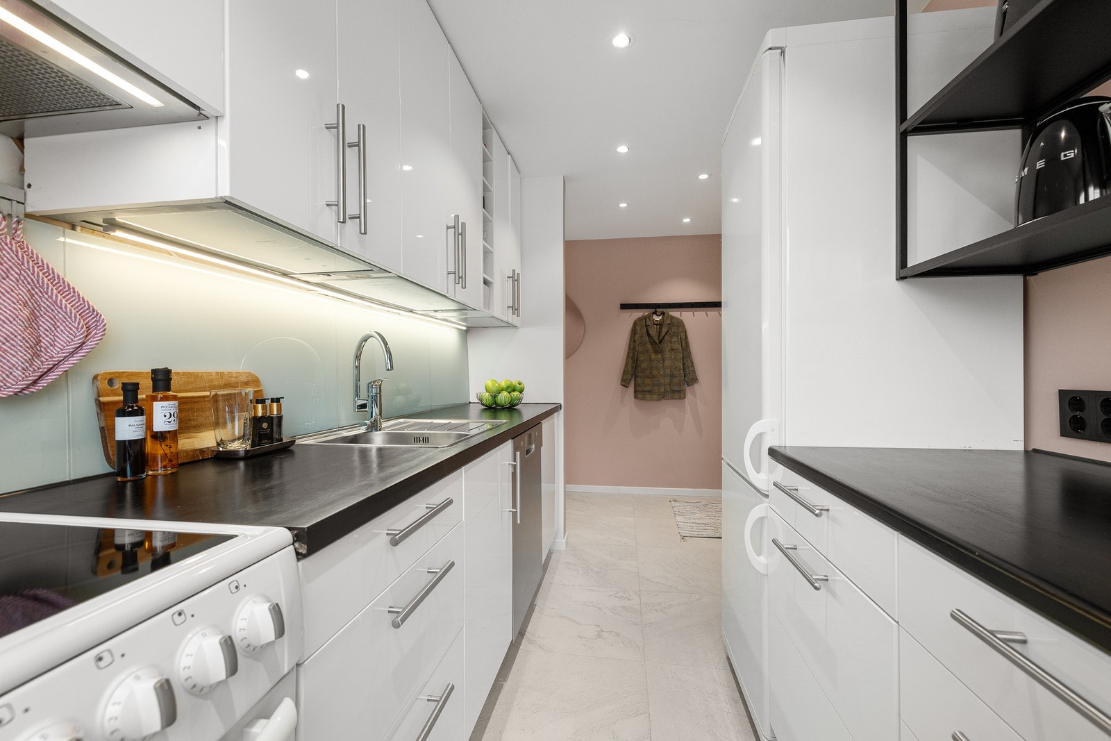 På kjøkkenet er varmtvannsbereder med ekspressfunksjon montert i 2023. Galleribilde