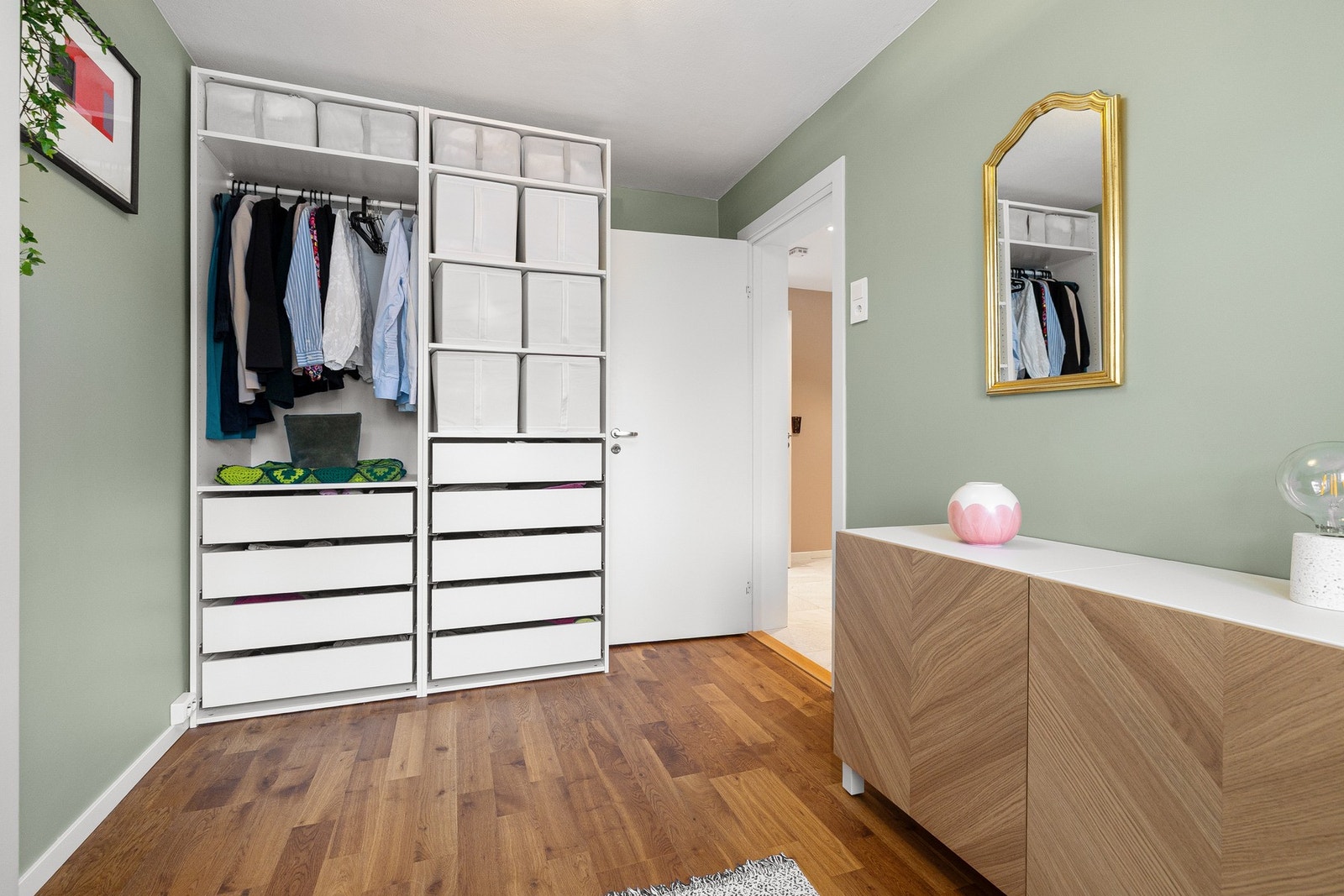 Høykvalitets 2-stavs eikeparkett lagt i 2021 på avrettet etasjeskiller. 3,5 mm overflatesjikt sikrer lang levetid med rom for endringer. Galleribilde