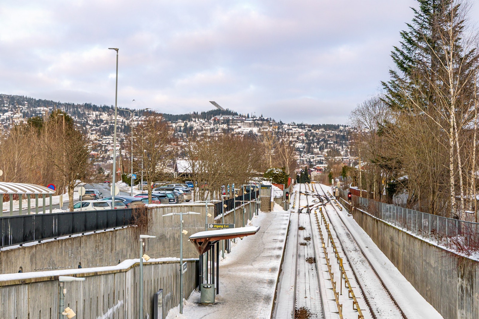 Enkel tilgang til offentlig kommunikasjon. Umiddelbar nærhet til buss, og en liten spasertur til t-banen med linje 2 inn mot Oslo, eller vestover mot Østerås. Galleribilde