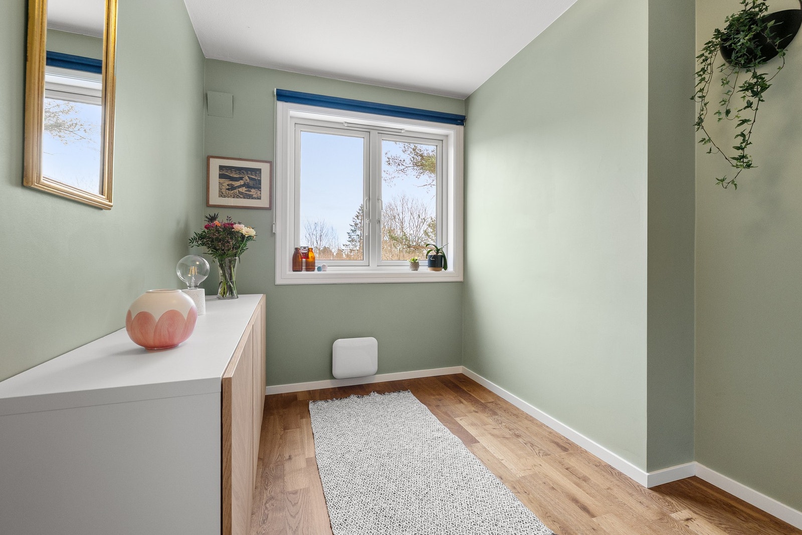 Begge av leilighetens soverom har herlig morgensol inn vinduet. Vegger er helsparklet og malt i 2021. Galleribilde