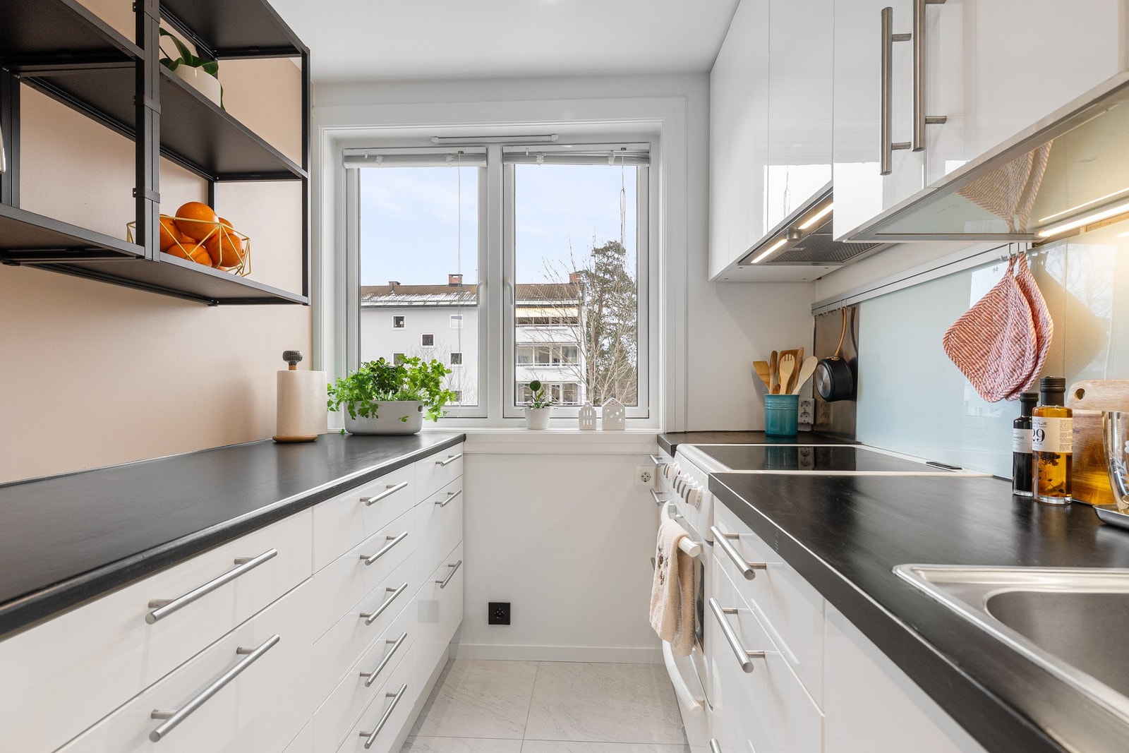 Her er det godt med både skap- og benkeplass. Galleribilde