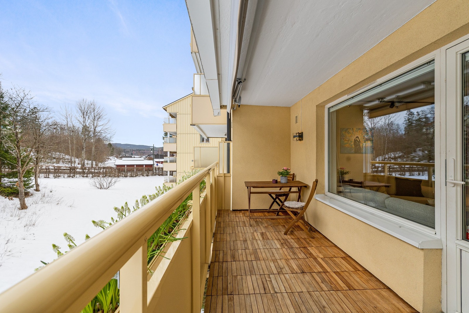 Trefliser på balkongen er kraftvasket og oljet opp i 2025 (det er nok i reserve til å dekke hele balkongen dersom plantekassen på motsatt side avvikles). Galleribilde