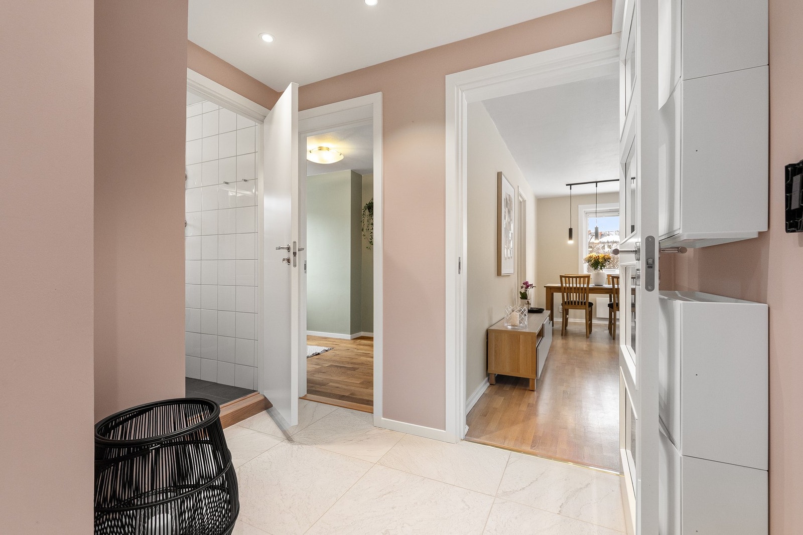 Leilighetens andre soverom ligger i tilknytning til mellomgang/entré. Bad t.v. Galleribilde