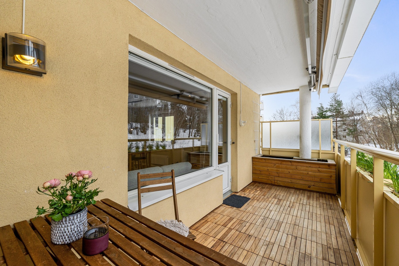 Som en herlig forlengelse av det sosiale rommet, har leiligheten en vestvendt balkong på ca. 10 m2 med sol fra ca. 13 til 21 på sommerstid. Galleribilde