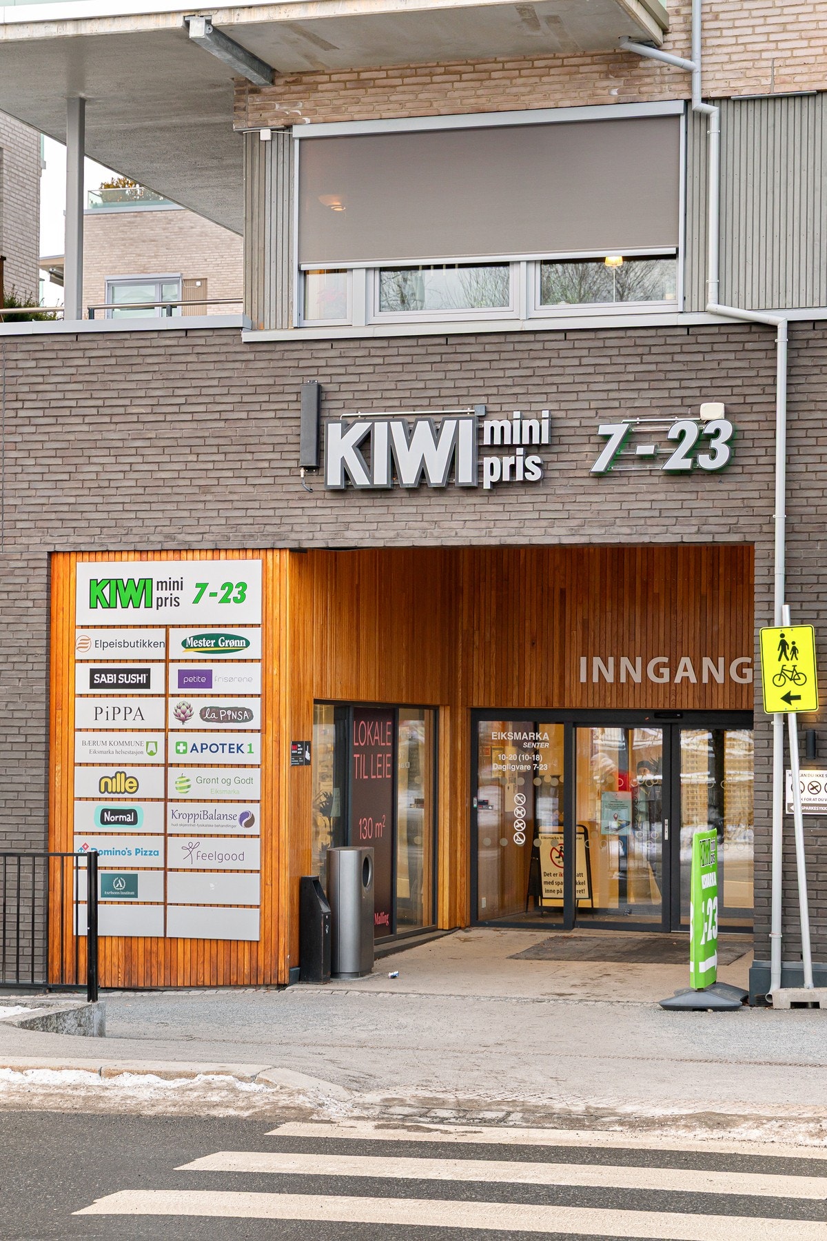 Fra leiligheten er det ca. 8 min gange til Eiksmarka senter med et variert utvalg av forretninger og øvrige tjenestetilbud. Det er ca. samme avstand til Østerås senter. Galleribilde