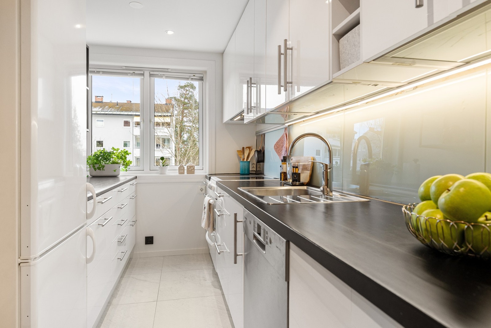 Kjøkkenet har en velholdt kjøkkeninnredning fra 2005/2006. Ny kjøkkenventilator fra 2023. Galleribilde