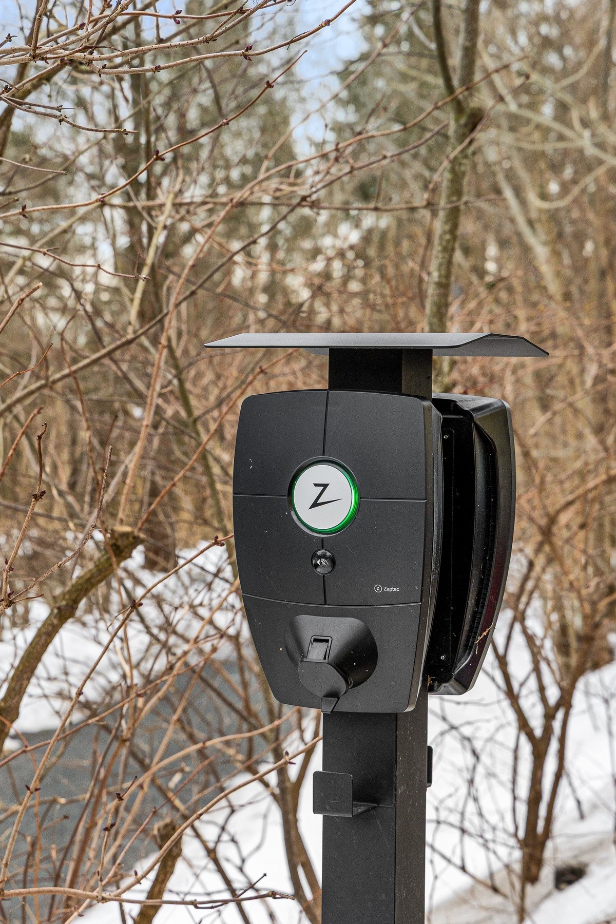 Det ble etablert elbil-ladere i 2022, 4 av 6 er plassert rett foran Eiksveien 52. Galleribilde